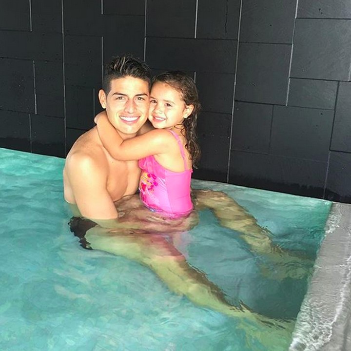 <p>Happy-nya Salome saat berenang bareng ayah. (Foto: Instagram/ @jamesrodriguez10)</p>
