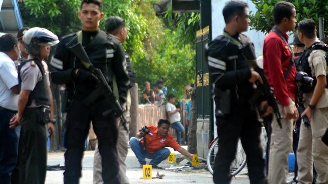 Polisi menemukan bahan bom berdaya ledak tinggi di lokasi ledakan Desa Pekangkungan, Gondangwetan, Kabupaten Pasuruan, Jawa Timur.