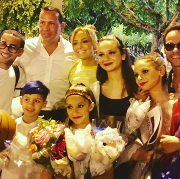 <p>Mereka saling mendukung juga. Hal ini terlihat saat mereka datang ke pertunjukan sekolah Max dan Emme yang merupakan anak JLo dengan Marc Anthony. (Foto: Instagram @jlo)</p>