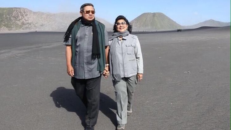 Gaya Kompak Ani Yudhoyono & SBY