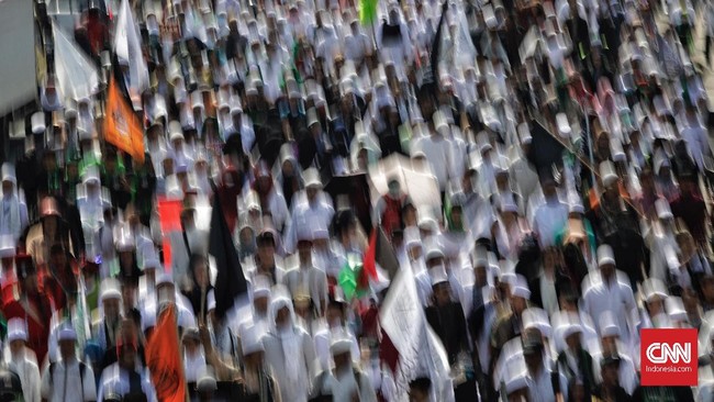 Orator mulanya bercerita riwayat Nabi Muhammad yang tak pandang bulu menegakkan keadilan. Topik kemudian bergeser dengan menyuarakan 2019 ganti presiden.