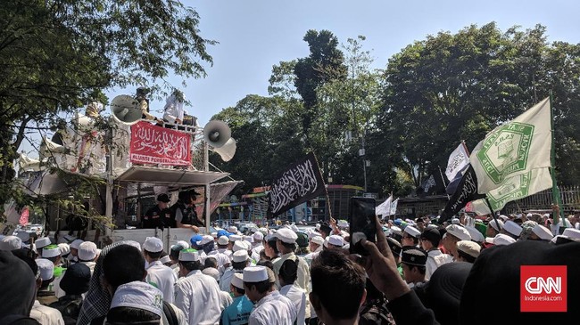 Koordinator dari atas mobil komando aksi mengarahkan massa dari kawasan sekitar Masjid Istiqlal menuju markas Bareskrim Polri.