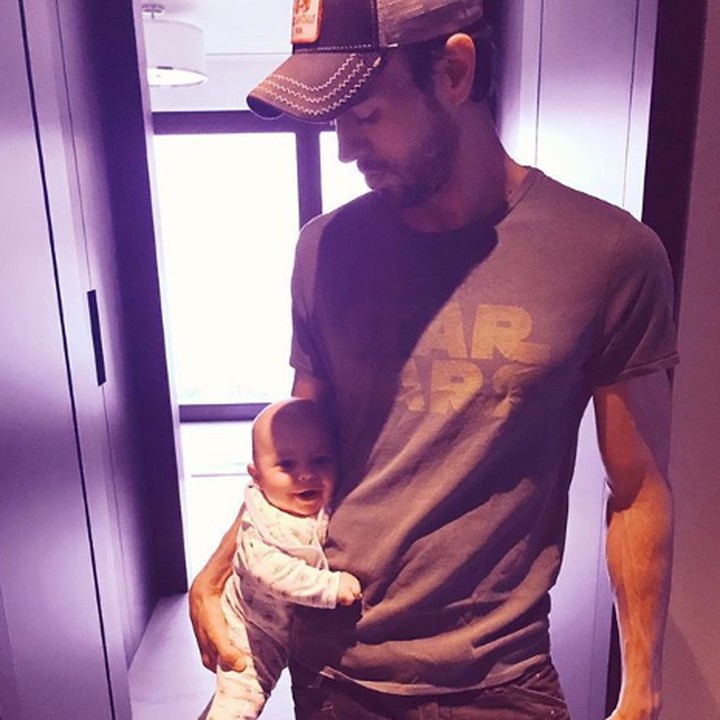 <p>Seperti koala ya, Bun. Nggemesin banget! (Foto: Instagram @enriqueiglesias)</p>