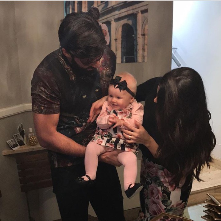 <p>Aih lucunya si kecil pakai bando. Makin cantik deh. (Foto: Instagram @alissonbecker)</p>