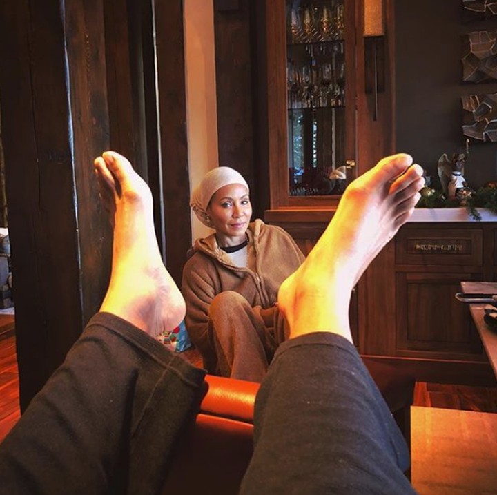 <p>Aduh ada-ada saja ya aksi Will yang 'membingkai' wajah sang istri dengang foto kakinya. Padahal ini foto di ulang tahun pernikahan ke-20 mereka, lho. Hmm, mungkin ini rahasia awetnya rumah tangga Will dan Jada, penuh canda dan happy terus! (Foto: Instagram @willsmith)</p>