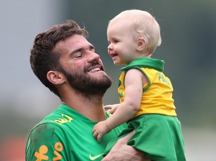 Sisi Kebapakan Kiper Brasil yang Disebut Mirip Chris Hemsworth