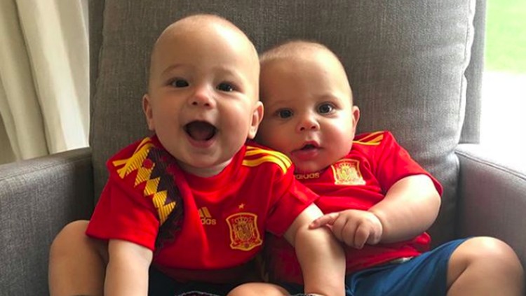 Gemas banget nih, Bun. Anak kembar pasangan Anna Kournikova dan Enrique Iglesias pakai jersey untuk ikut rayakan piala dunia.