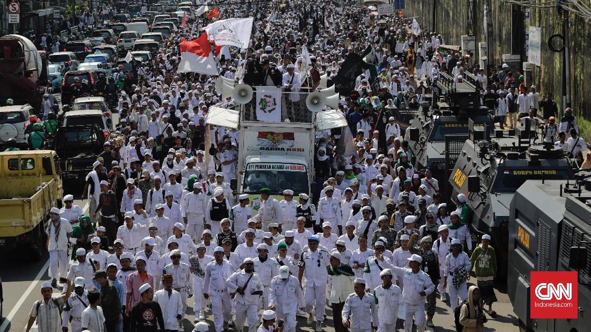FOTO: Gemuruh Massa Berpeci di Aksi 67