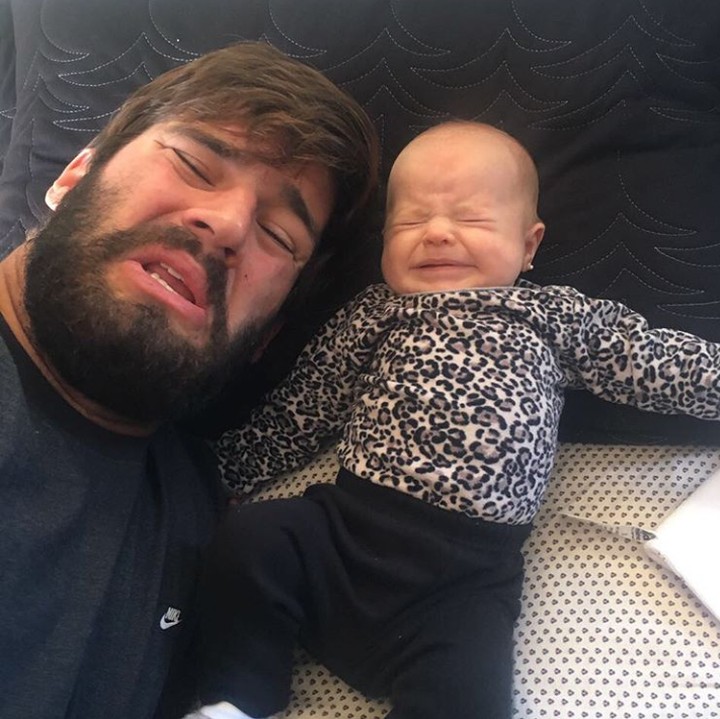 <p>Penampilan kiper Timnas Brasil ini memukau perhatian banyak orang. Selain penampilannya yang oke di bawah mistar gawang, wajahnya juga ganteng dan disebut mirip dengan aktor Chris Hemsworth. (Foto: Instagram @alissonbecker)</p>