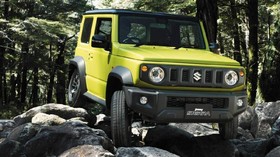 Harga Jimny di Indonesia Serang HR-V, Innova dan Almaz