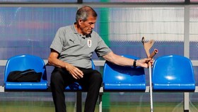 Oscar Tabarez, Kakek Bersaraf Baja di Bangku Uruguay