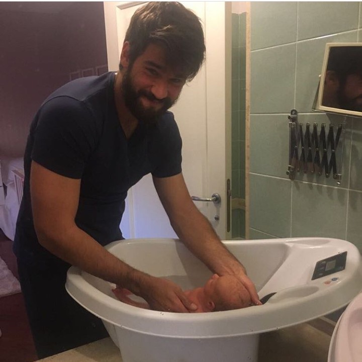 <p>Di usia 25 tahun, Alisson sudah menjadi ayah seorang putri cantik, Helena. (Foto: Instagram @alissonbecker)</p>