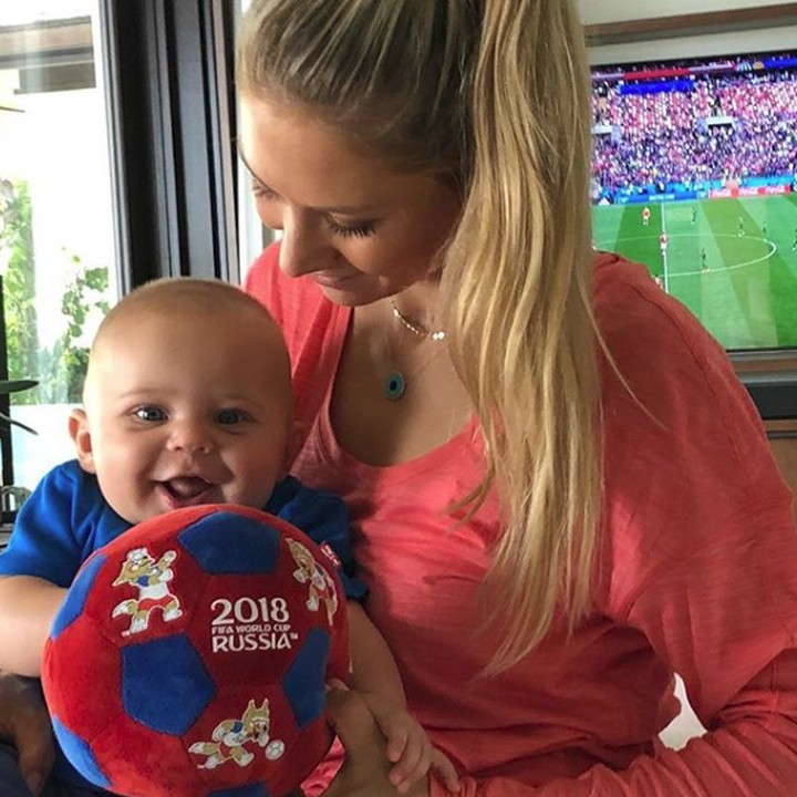 <p>Bersama bundanya, Anna Kournikova yang juga mendukung timnas negara asalnya, Rusia. Jadi pilih Spanyol atau Rusia, Nak? (Foto: Instagram @annakournikova)</p>