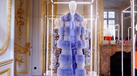 Bulu, Payet, dan Bunga Mini dalam Couture Fendi