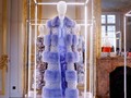Bulu, Payet, dan Bunga Mini dalam Couture Fendi