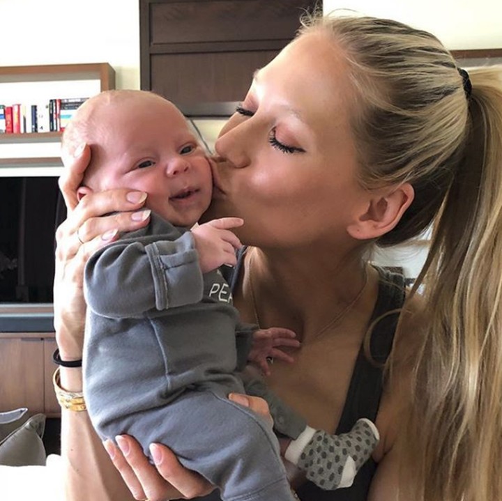 <p>Muah! Nicholas dikecup sayang oleh bunda. (Foto: Instagram @annakournikova)</p>