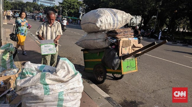 Para pemulung mengaku lebih senang jika ada demonstrasi seperti Aksi 67, karena pendapatan mereka melonjak tajam lantaran jumlah sampah bertambah.