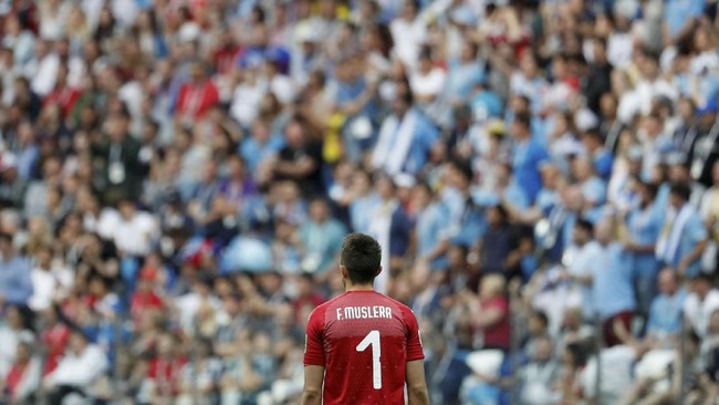 Kapten timnas Uruguay Diego Godin membela kiper Fernando Muslera yang melakukan blunder saat dikalahkan Prancis 0-2 pada perempat final Piala Dunia 2018.