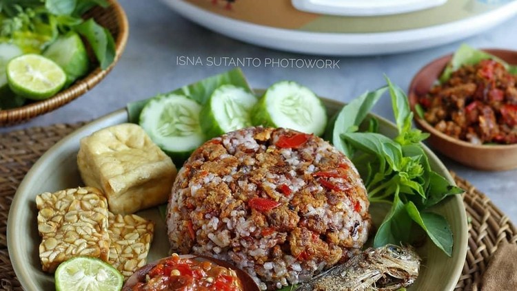 Bosan dengan makanan yang itu-itu saja? Coba yuk makanan khas Sunda yang rasanya nampol di lidah.