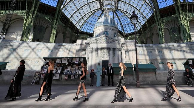 Di Paris Couture Week, Karl Lagerfeld memboyong jalanan pinggir sungai Seine ke pagelaran busana koleksi Chanel terbaru.