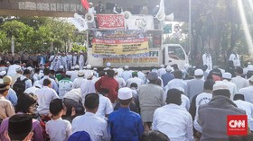 Massa Aksi 67 Asar Berjamaah di Jalan Medan Merdeka Timur