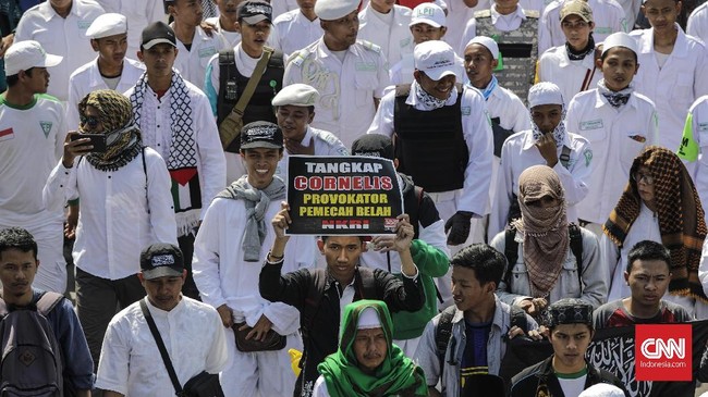 Persaudaraan Alumni 212 yang berunjuk rasa dalam aksi 67 hari mengeluhkan pembuatan e-KTP yang cepat untuk elite politik tapi lambat untuk masyarakat umum.