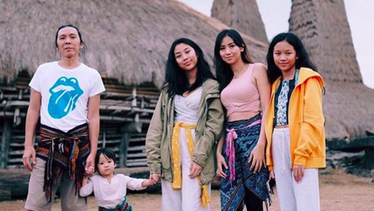 Liburan Antimainstream Seru ala Keluarga Bimbim 'Slank' Bimbim 'Slank' berlibur bareng keluarga dengan berpetualang ke Sumba. Gimana keseruannya? Yuk intip bersama.