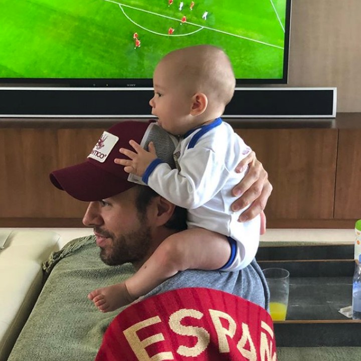 <p>Wah, Lucy sedang mendukung timnas negara asal ayahnya nih, Spanyol. (Foto: Instagram @enriqueiglesias)</p>