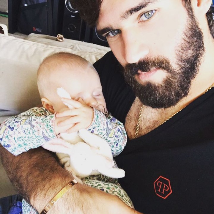 <p>Keren di lapangan hijau, dan keren juga menjalani perannya sebagai ayah. (Foto: Instagram @alissonbecker)</p>