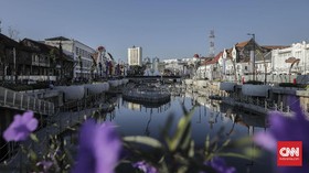 Kota Tua Tutup, Warga Nekat Berkerumun di Kali Besar