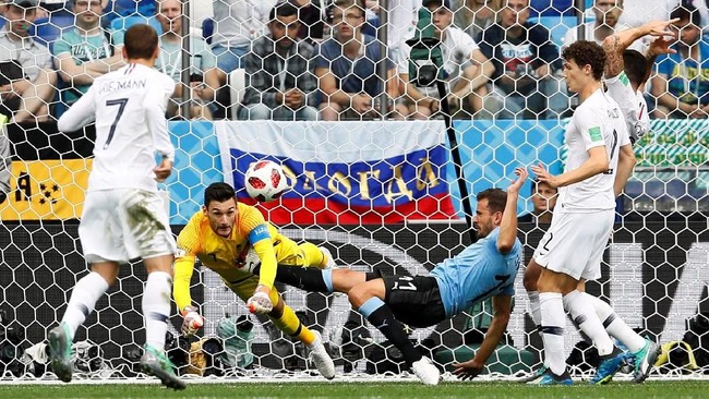 Timnas Prancis berhasil menutup babak pertama dengan keunggulan 1-0 atas Uruguay pada babak perempat final Piala Dunia 2018.