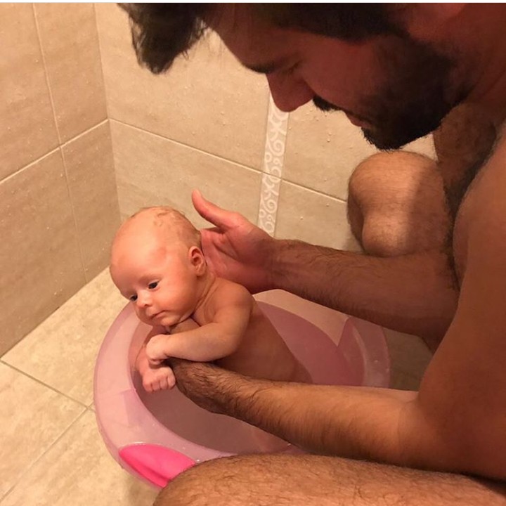 <p>Nggak semua ayah bisa memandikan anak yang masih bayi banget lho. Tapi Alisson bisa melakukannya. (Foto: Instagram @alissonbecker)</p>