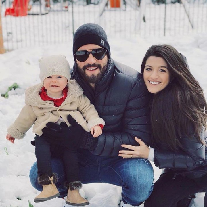 <p>Meski dingin duduk di salju, tapi mereka bertiga tetap pasang senyum paling ceria.(Foto: Instagram @alissonbecker)</p>