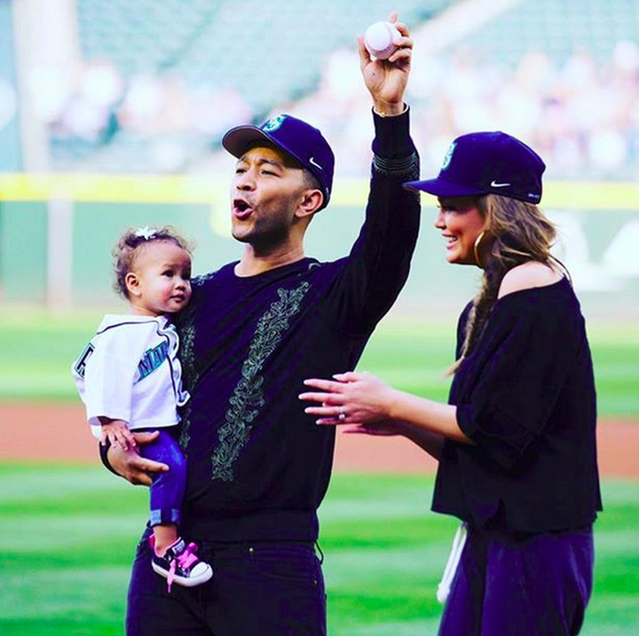 <p>Walaupun ada sang istri, John nggak segan kok untuk tetap menggendong anak sulungnya, Luna yang berumur 2 tahun. (Foto: Instagram/ @johnlegend)</p>