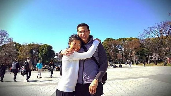kemesraan ari wibowo dan istri