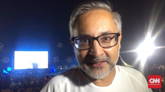 Duta Besar Inggris Moazzam Malik langsung memeluk Duta Besar Swedia usai nonton bareng Swedia vs Inggris di Lapangan Sunburst, Tangerang Selatan.