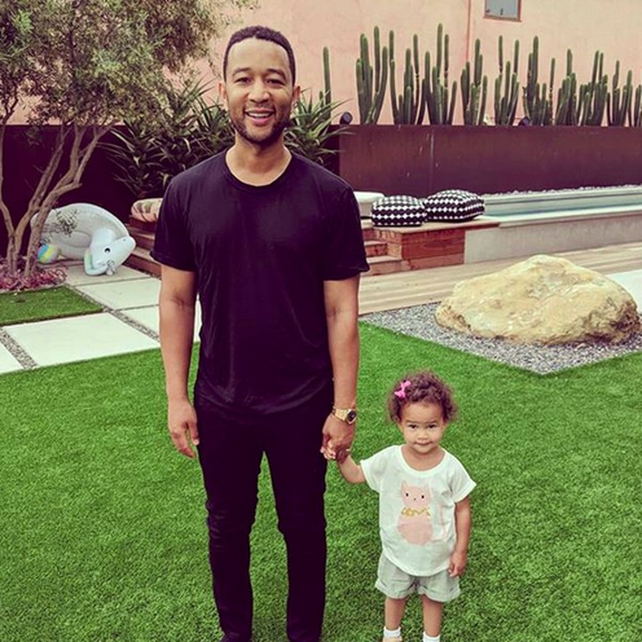 <p>Bergaya seperti ini, John dan Luna seperti om dan keponakan ya? Hi-hi-hi. (Foto: Instagram/ @johnlegend)</p>