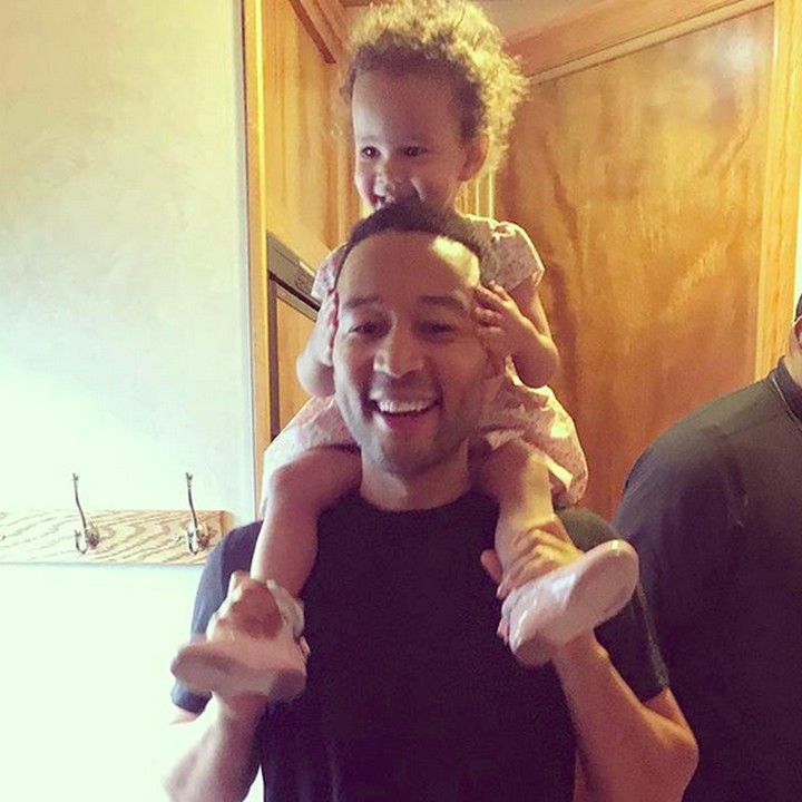 <p>Happy-nya Luna saat digendong di bahu sang ayah. Wah, kamu jadi tinggi lho Luna. He-he-he. (Foto: Instagram/ @johnlegend)</p>