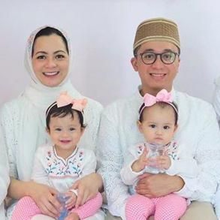 <p>Pose kece Alika dan Kalia saat foto bersama ayah dan bundanya. (Foto: Instagram @bayuoktara)</p>