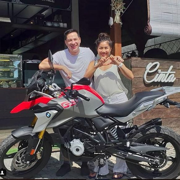 <p>Menikmati kulineran di Bali berdua naik motor. Serasa masih zaman pacaran nih. He-he-he. (Foto: Instagram @ariwibowo_official)</p>