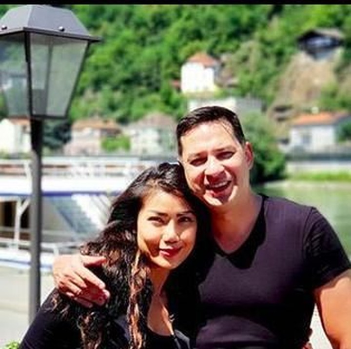 <p>Ari Wibowo dan istrinya, Inge sudah mengarungi bahtera rumah tangga selama 12 tahun. Saat lagi touring motor saja, Ari bilang sekalian pacaran sama istri. Pacarannya jauh lagi, di Passau, Jerman. (Foto: Instagram @ariwibowo_official)</p>