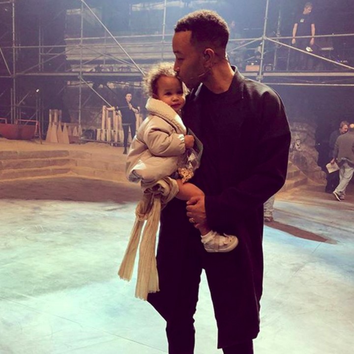 <p>Lu adalah panggilan sayang John buat Luna. So sweet ya, he-he-he. (Foto: Instagram/ @johnlegend)</p>
