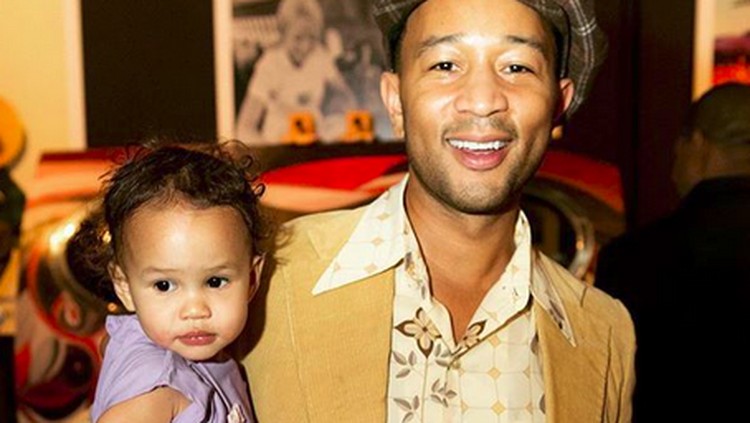 Pasangan selebriti John Legend dan Chrissy Teigen sudah pasti uangnya banyak. Tapi mereka nggak gengsi beli mainan murah saat di Bali.