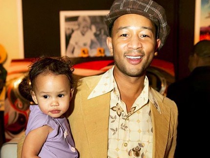Ketika John Legend Beli Boneka Rp 40 Ribu untuk Anaknya di Bali