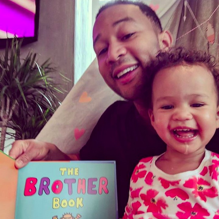<p>Untuk mempersiapkan Luna jadi kakak, rupanya John juga membacakan cerita tentang kakak dan adik buat Luna. (Foto: Instagram/ @johnlegend)</p>