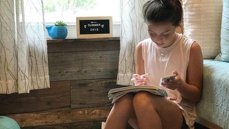 Anak perempuan usia 13 tahun diminta mengelola keuangan keluarga. Hmm, gimana jadinya ya?