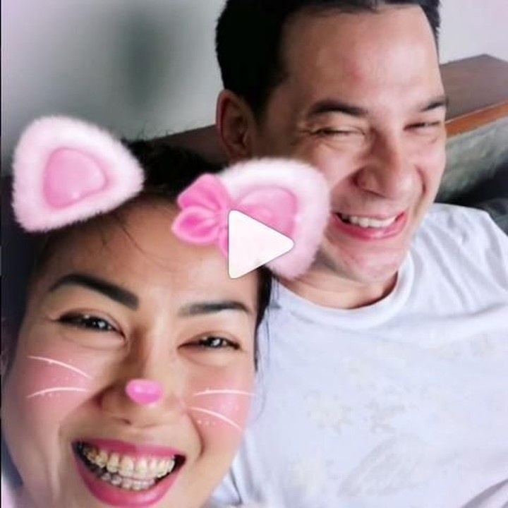 <p>Tertawa bersama menikmati aplikasi di handphone. Sederhana tapi bermakna ya, Bun? (Foto: Instagram @ariwibowo_official)</p>