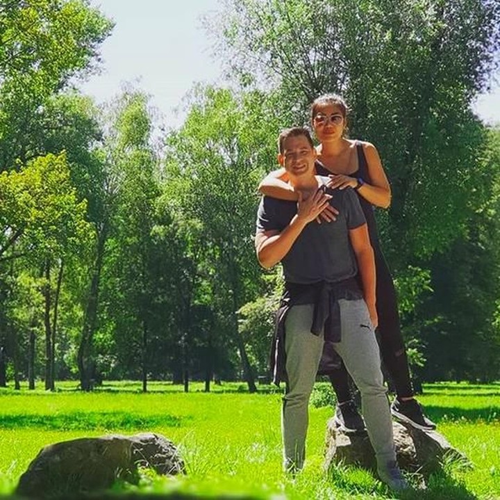 <p>Olahraga bareng istri juga bisa jadi quality time Ari dan Inge lho. (Foto: Instagram @ariwibowo_official)</p>