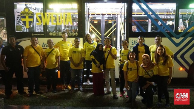 Pendukung Swedia berkumpul di Jakarta dan berangkat menuju Lapangan Sunburst BSD untuk menonton laga Swedia-Inggris.