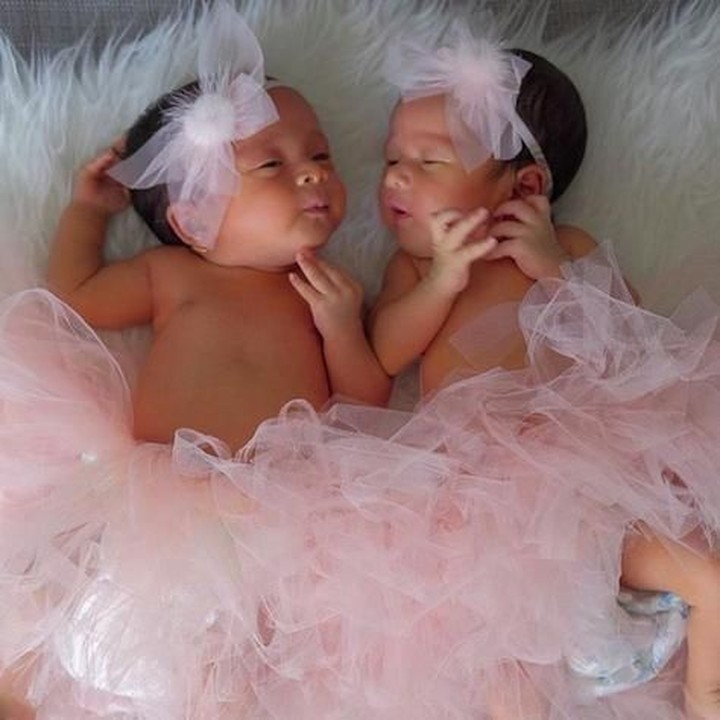 <p>Foto ini saat Alika dan Kalia masih berusia beberapa bulan. Lucu banget deh. Gemas! (Foto: Instagram @bayuoktara)</p>